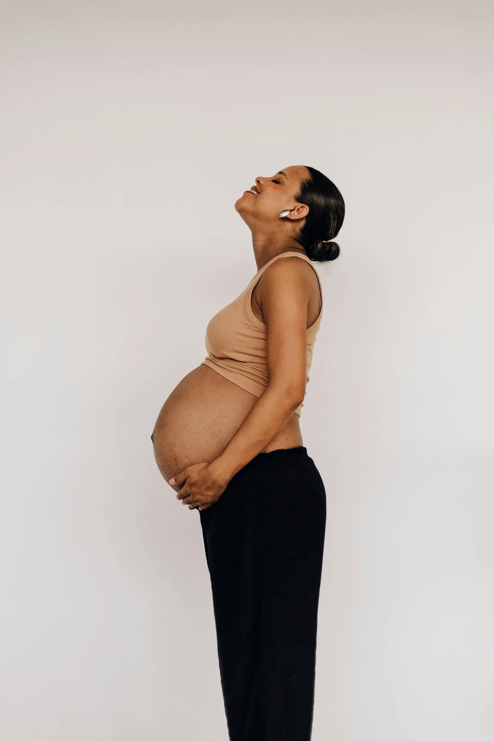 femme debout enceinte